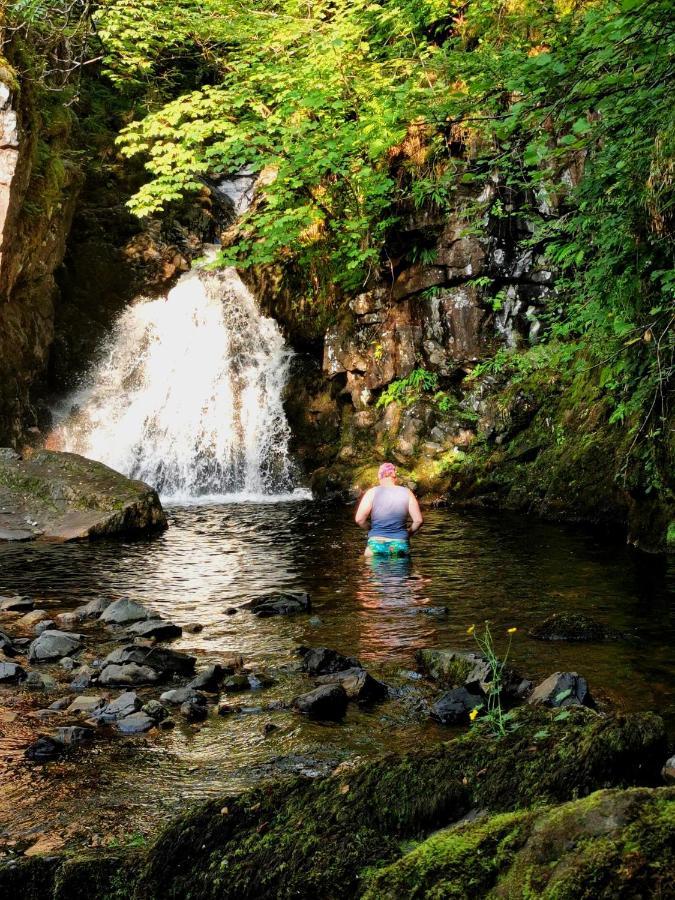 Oban Youth Hostel エクステリア 写真 Swimming at the base of the falls