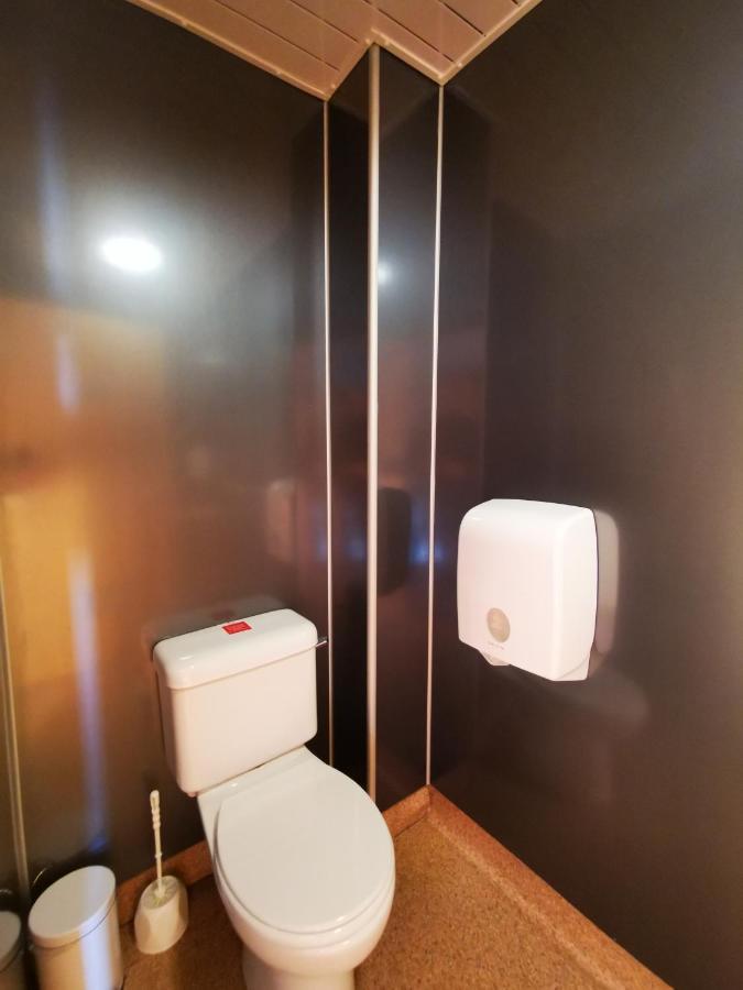 Oban Youth Hostel エクステリア 写真 A toilet and a hand dryer in a train