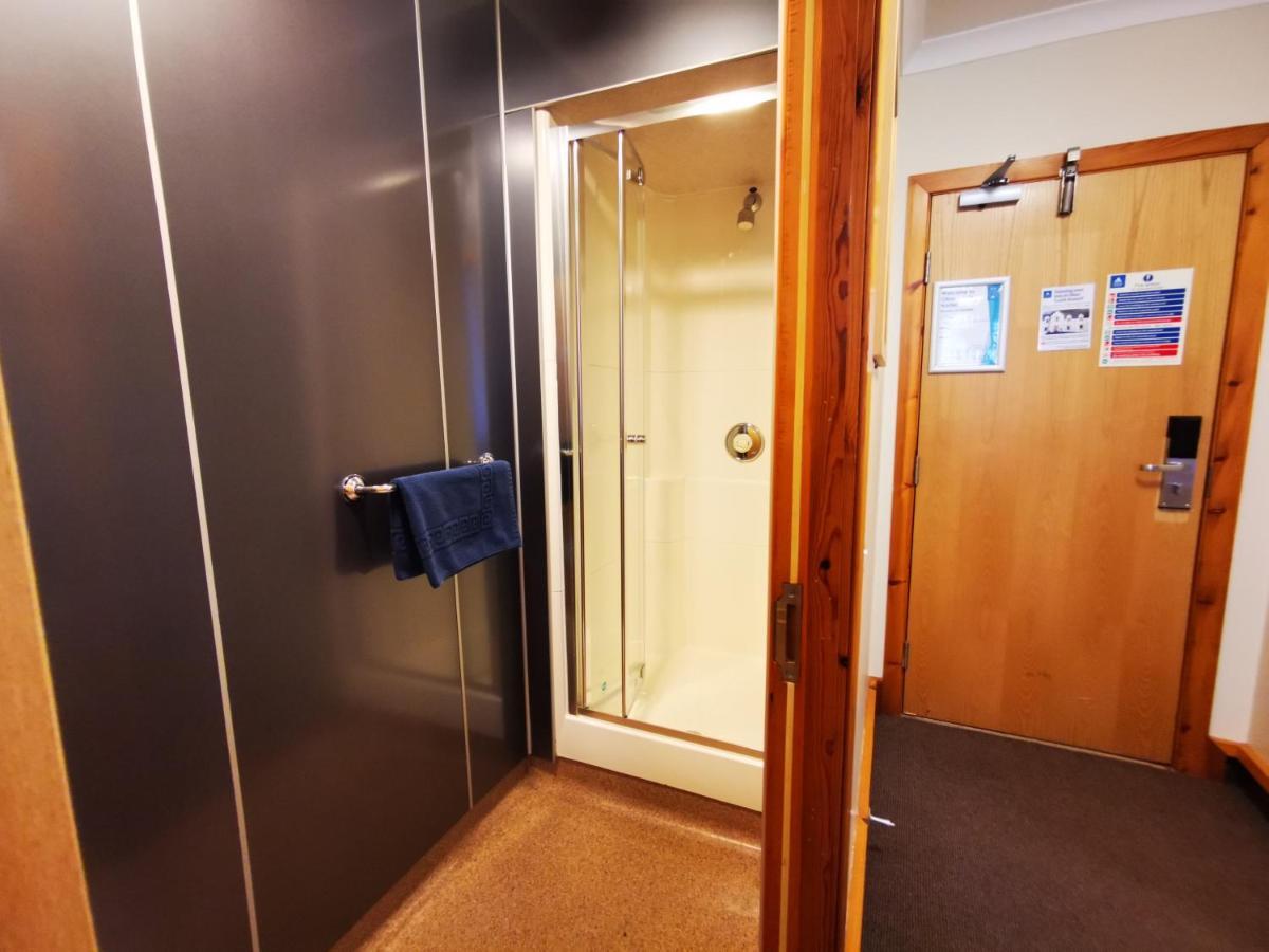 Oban Youth Hostel エクステリア 写真 A shower cubicle in a hotel room