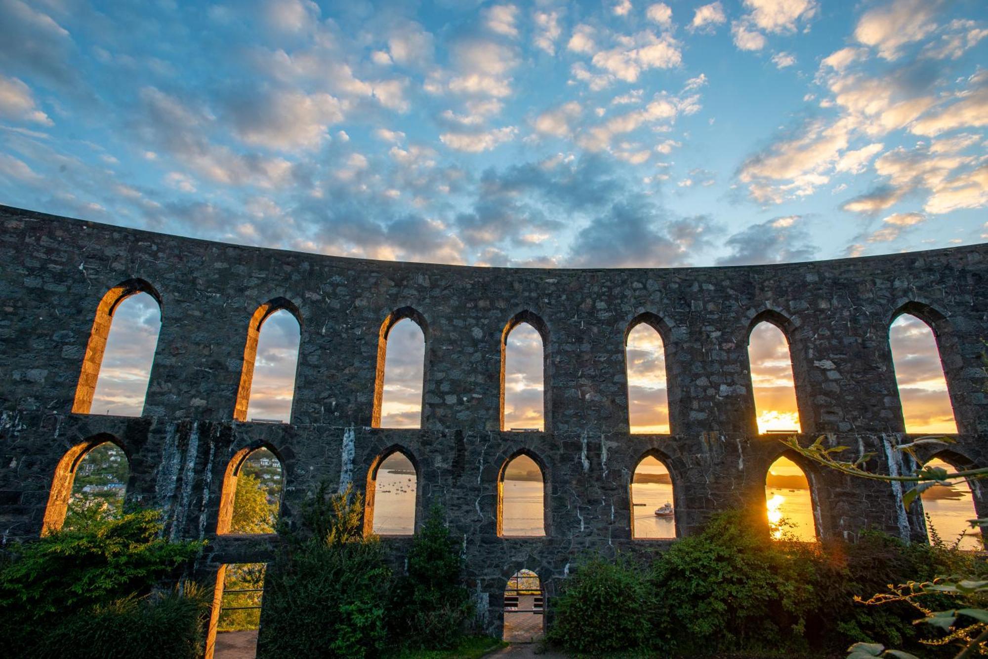 Oban Youth Hostel エクステリア 写真 The 18th-century Romanesque style of the Amoreiras Aqueduct