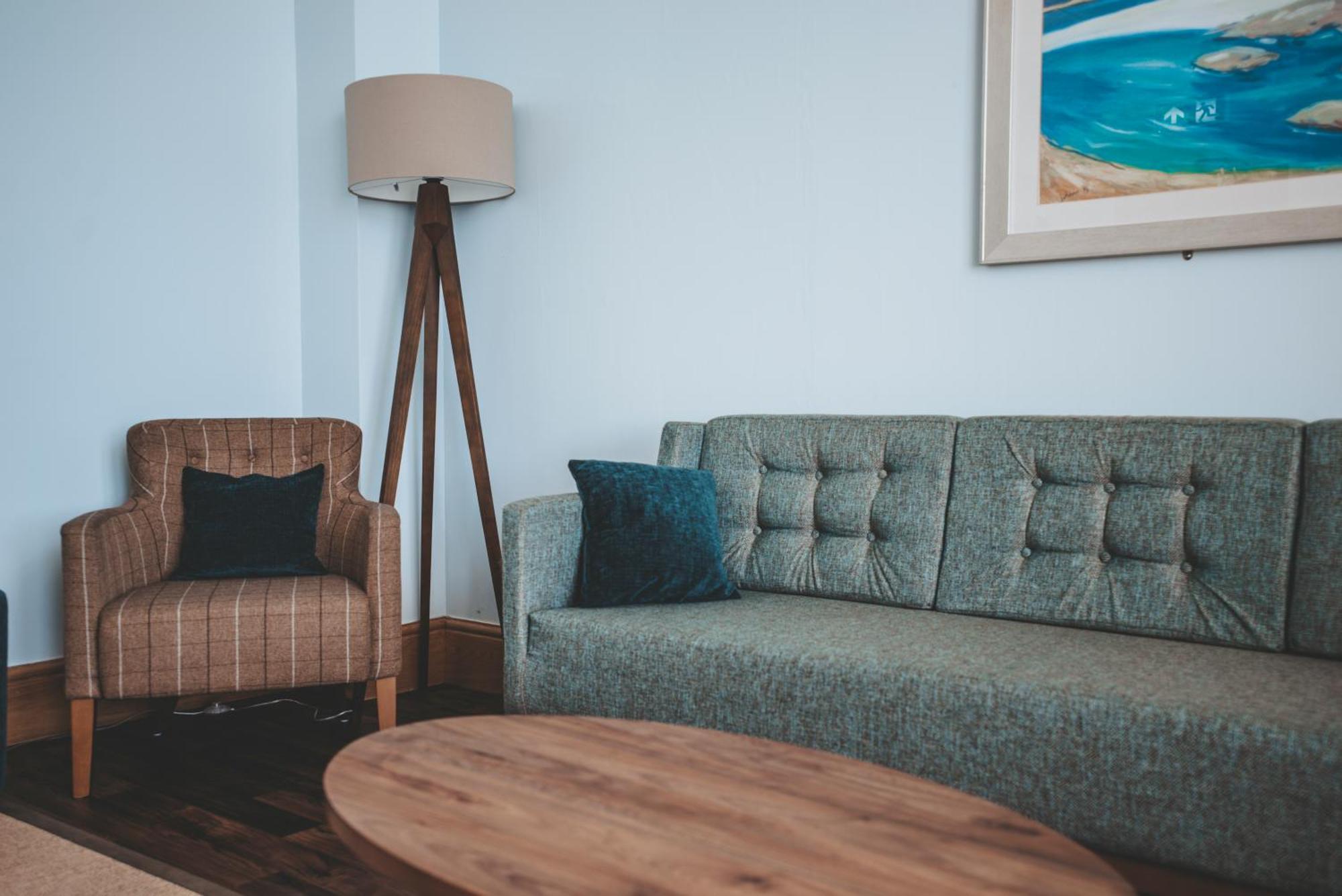 Oban Youth Hostel エクステリア 写真 A floor lamp