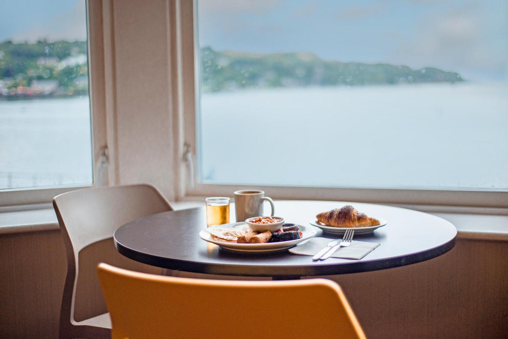Oban Youth Hostel エクステリア 写真 A table with a view