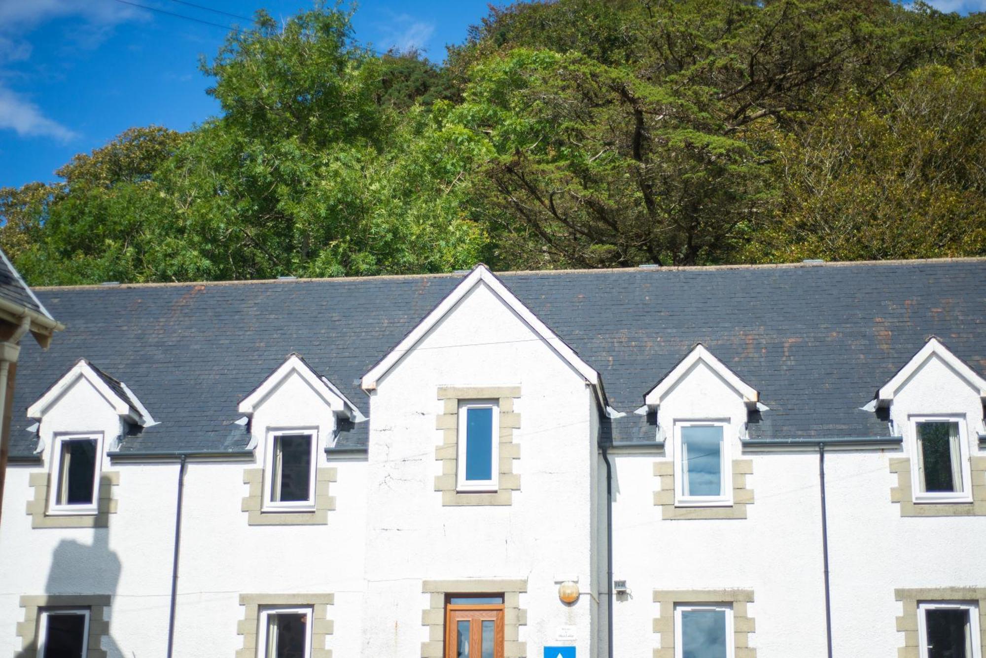 Oban Youth Hostel エクステリア 写真 The old stable block at the old stable courtyard