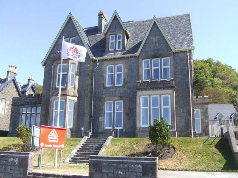 Oban Youth Hostel エクステリア 写真 The former home of the Scottish Meteorological Society, now the Met Office, at the old station building at Ben Nevis