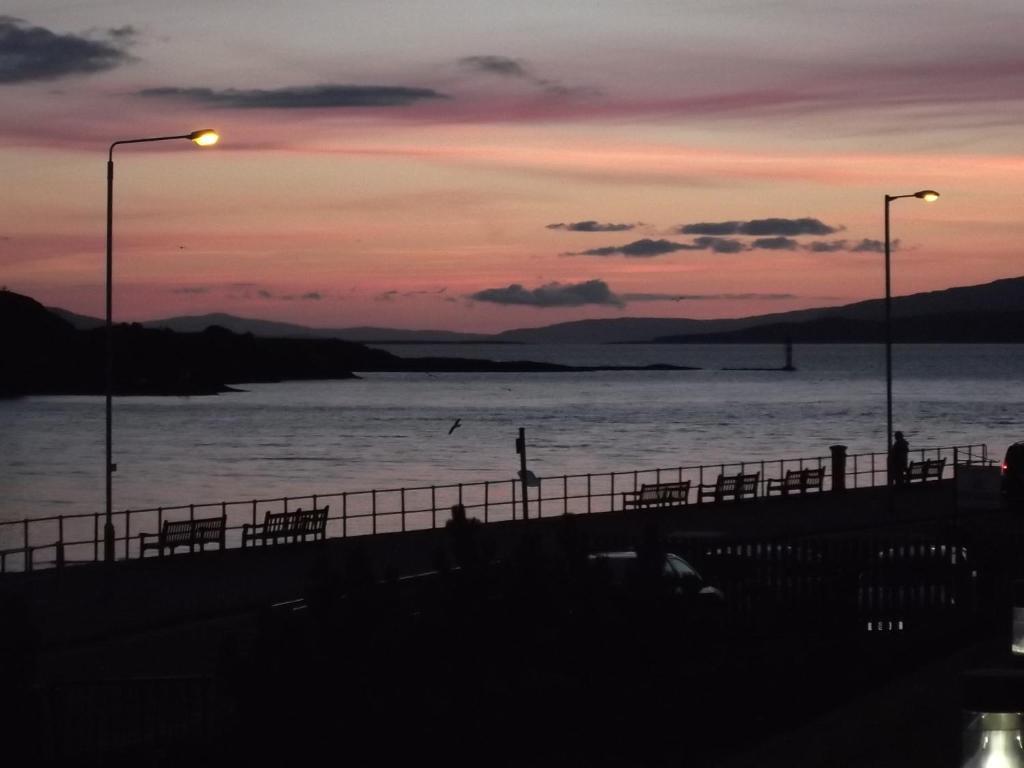 Oban Youth Hostel エクステリア 写真 View of the harbour at night
